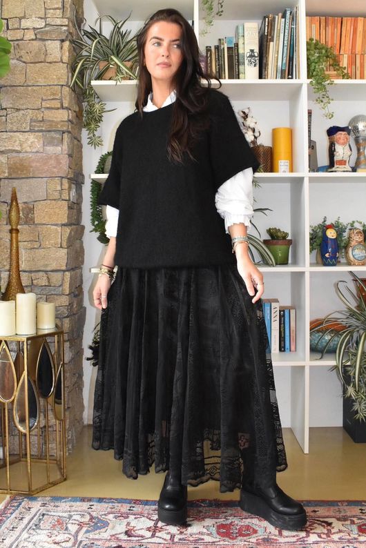 Vintage Vera Scalloped Hem Lace Midi Skirt Black